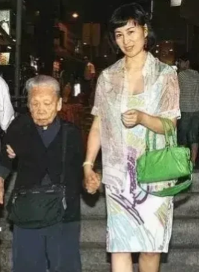 这一天，何超琼家的保姆晶姐：“我现在身体很差，没有办法，只想回家养养身体”，结果