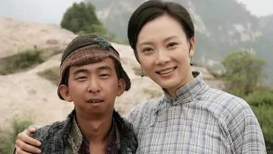 “简直是一朵鲜花插在了牛粪上！”2022年，坐拥10亿身家的最丑男星巨兴茂和大美