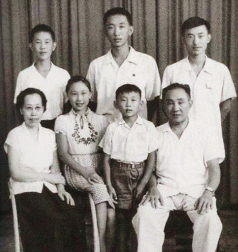 上世纪50年代，有人劝说安化县西坪村的农民李贤书：“你爹在京当大官，你怎么不领着