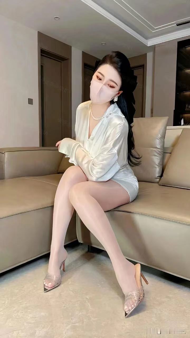 你以为我穿成这样是为了取悦你？ ​哈哈哈哈