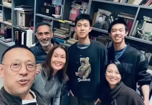 近日，姜文罕见晒出的全家福在网络上引发热议。照片中的姜文一家四口温馨和睦，两个儿