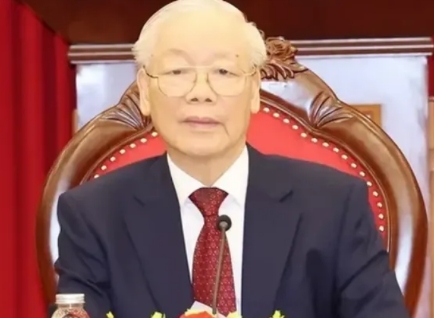 阮富仲出身农民家庭，童年时全家经历战乱之苦，当上总书记后，他大力推行改革，越南经