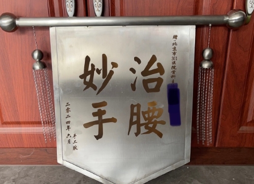 手工耿这次够牌面，粉丝为了催更公器私用直接搞出几个热搜。

对，用这样荒谬的例子