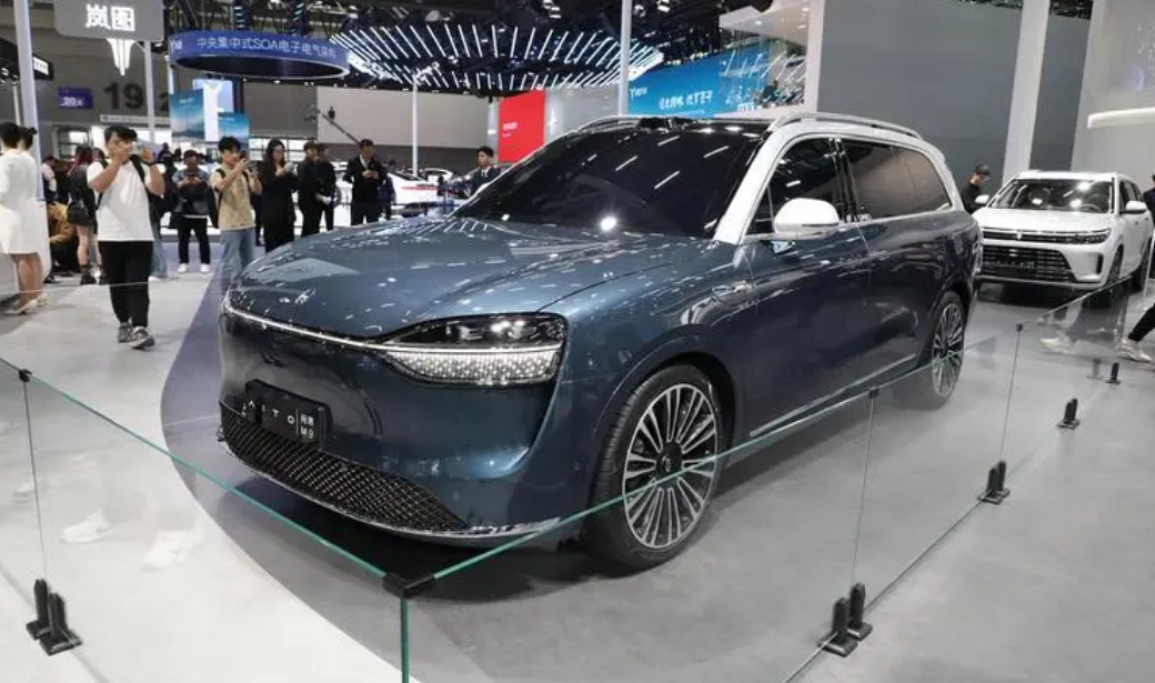 问界不会放过中低端市场。
现在问界主打的就是高端市场，问界M5和M7起售价都是2