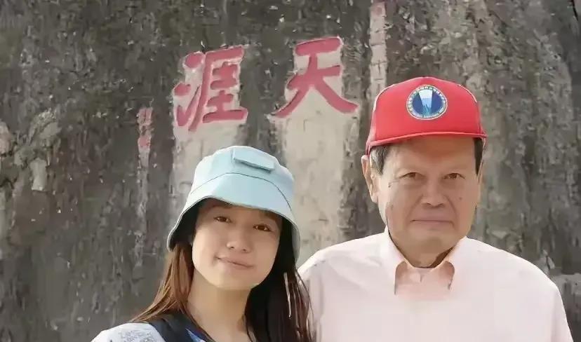越来越看不懂翁帆了，
你说她图钱吧
这些年她陪着杨先生穿廉价衣服，戴10元一顶的