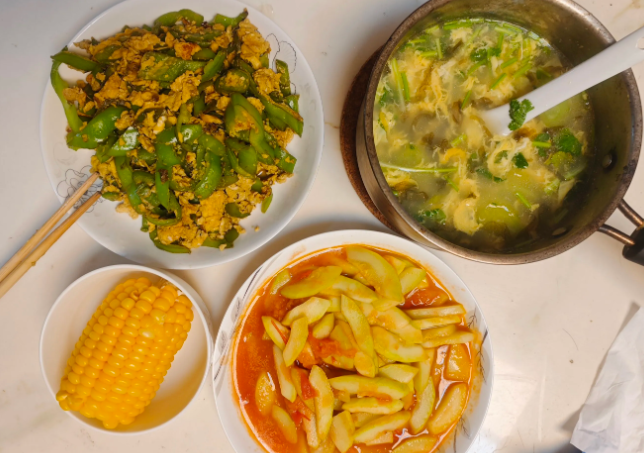 晚饭时，老公说，“今年回娘家，咱们初三回吧，跟你姐错开时间。”
我不解地问，“为