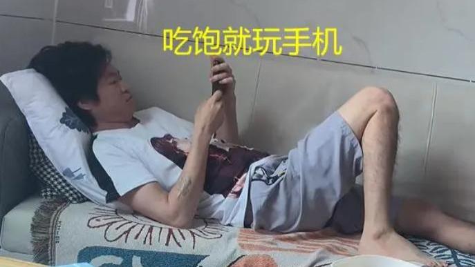 广东一母亲感叹，25岁男子在家躺平啃老，网友：自己惯的自己伺候