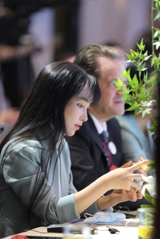 最近网上有些人真是闲不住，非要说李子柒是被某某一手推起来的，某某是她的伯乐，
