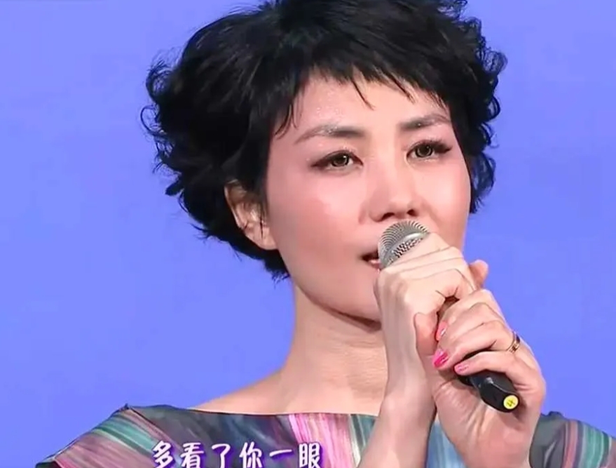 近日，王菲引起了网友的热议。这一次不是因为谢霆锋，而是因为王菲将第五次登上央视春