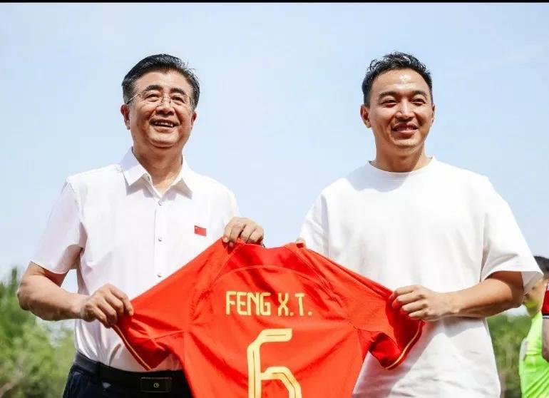 前国脚冯潇霆，李学鹏，荣昊的退役仪式为什么选择在山东临沂呢？
冯潇霆，先后效力大