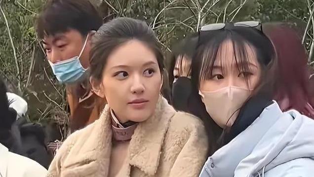 没想到，赵露思的一病不起，将娱乐圈的谎言和体面全都“撕碎”了