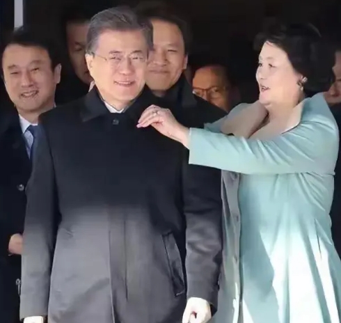 啥叫贤内助，看看文在寅和尹锡悦就知道了。

文在寅妻子：金正淑，国泰民安脸。
