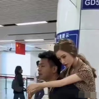 在地铁里看到的，着实羡慕了一下