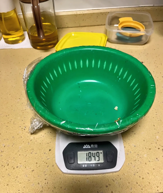 奉劝大家买这种盆装的草莓一定要特别小心。

带儿子出去办事，看到路边有人开着小卡