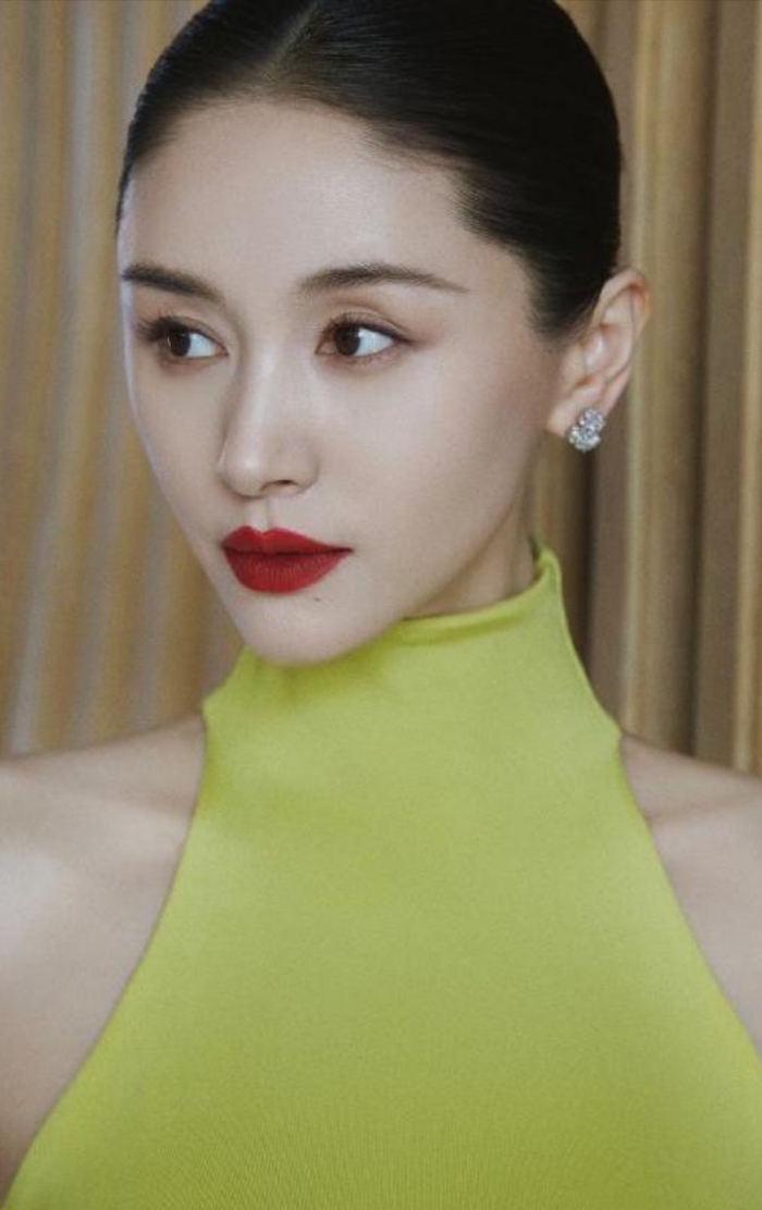 王子文的气质真的好绝，有种从骨子里散发出来的妩媚，是娱乐圈里少有的气质美人。