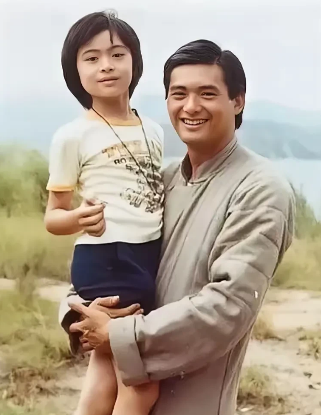 80年代，周润发与小男孩的合影。
如今那个小男孩已经是家喻户晓的大明星了，饰演的