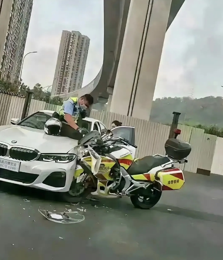 家人们，我敢说这大概率是史上最尴尬车祸了！两辆车的碰撞角度和现场状况，让人看了都