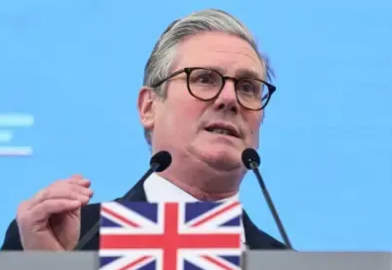 在乌克兰被美国人抛弃，进退维谷，举目无亲的时候，英国首相斯塔默送来了温暖：英国支