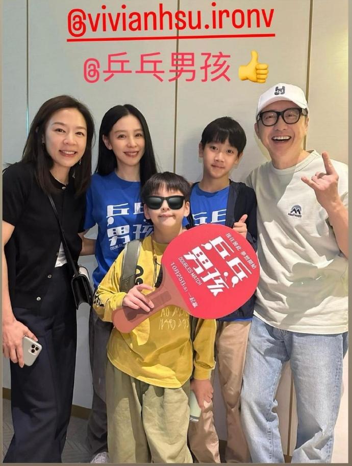 庾澄庆晒与老婆合照