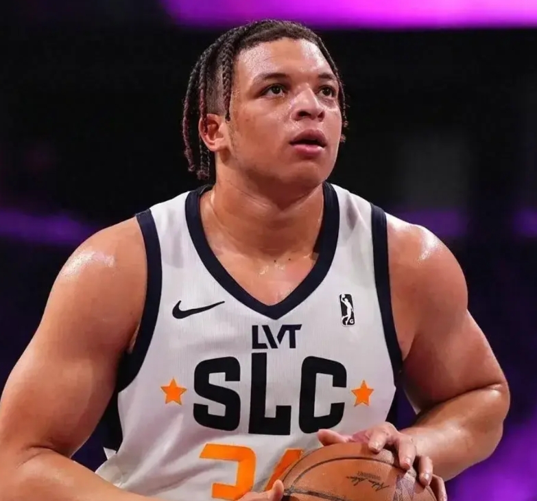 看来上海队是要主动放弃自己的连胜势头了，今天赛前宣布洛夫顿不打，这就是一种暗示，