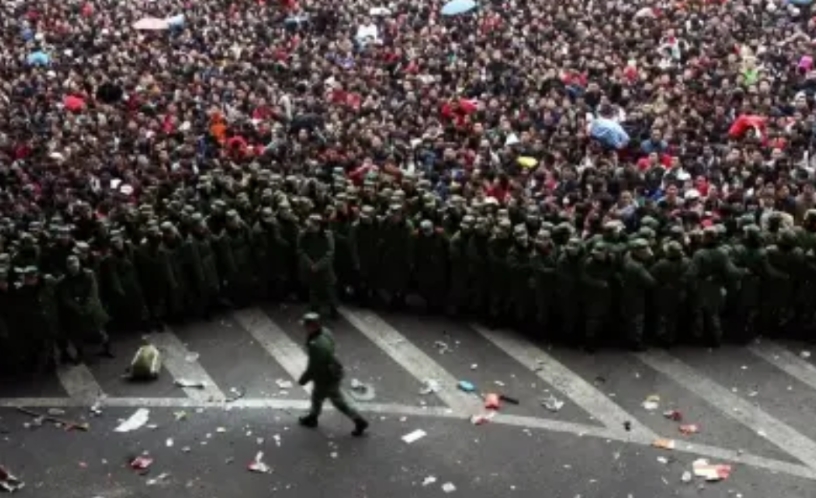 春运史上最惨痛的教训！2008年春运，40万人被困广州车站11天，超百万次军警展