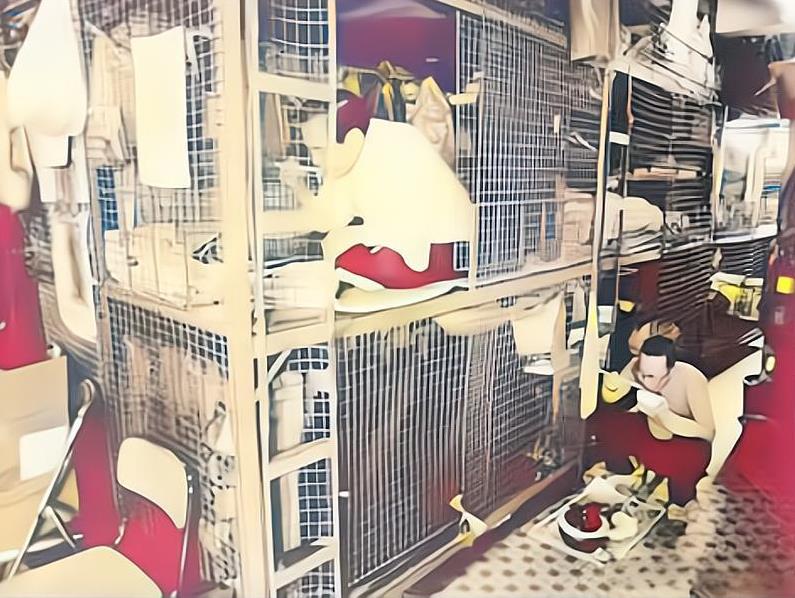 80年代，香港，居住在旺角笼屋里的“笼民”们的真实照片，镜头中两人正在吃饭，由于