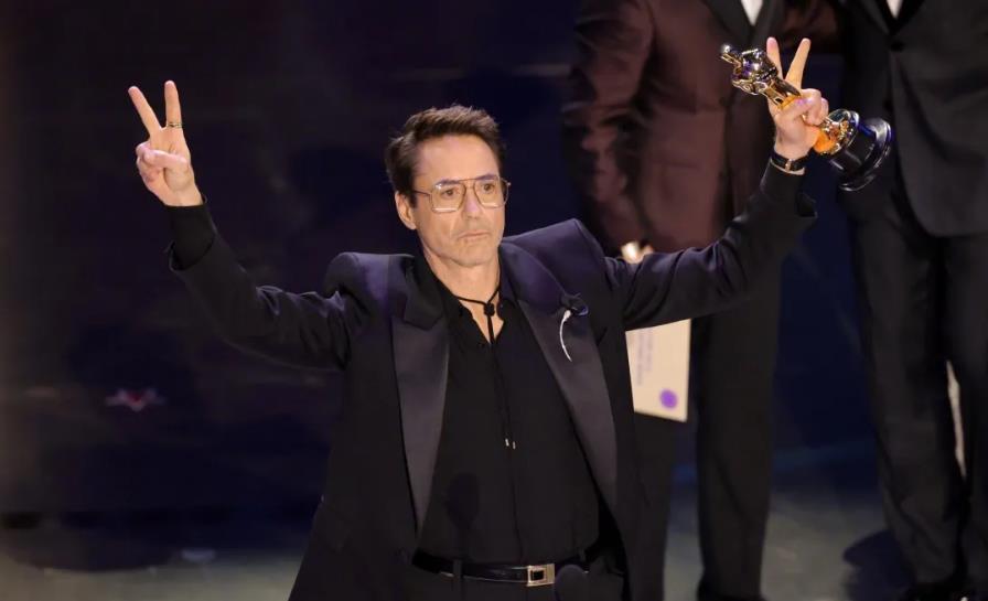 小罗伯特·唐尼凭借《奥本海默》获得最佳男配角，实现大满贯。他在漫威电影中饰演的钢