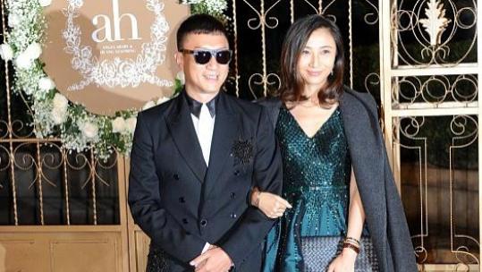 孙红雷藏了10年的娇妻竟是熟悉的她，身高1米77长相高级有贵妇范，穿礼服裙太惊艳迷人了