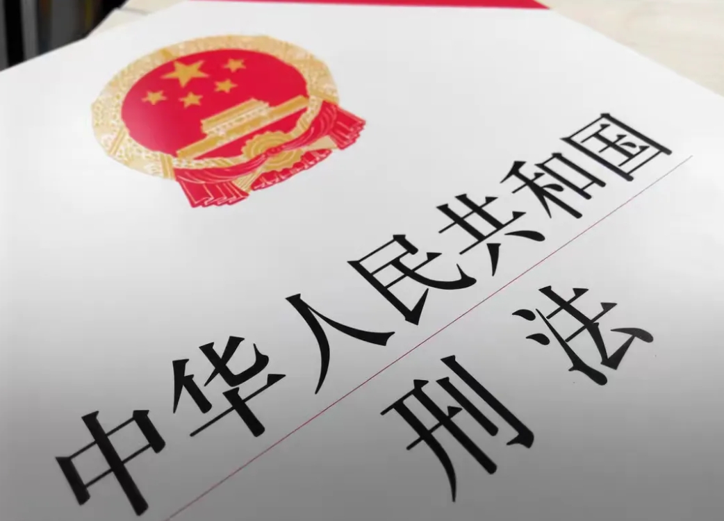 对于油罐车混装食用油者应该以“生产、销售有毒有害食品罪”追究刑事责任，这种行为涉