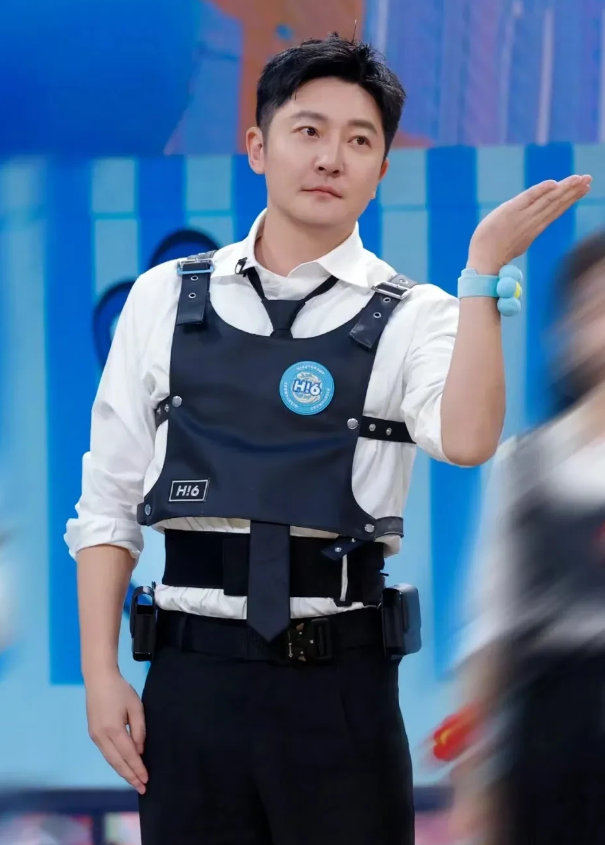 演员郭京飞说，我在上戏的时候是通过师哥陆毅认识我老婆的，我们俩是闪婚，相处一个月