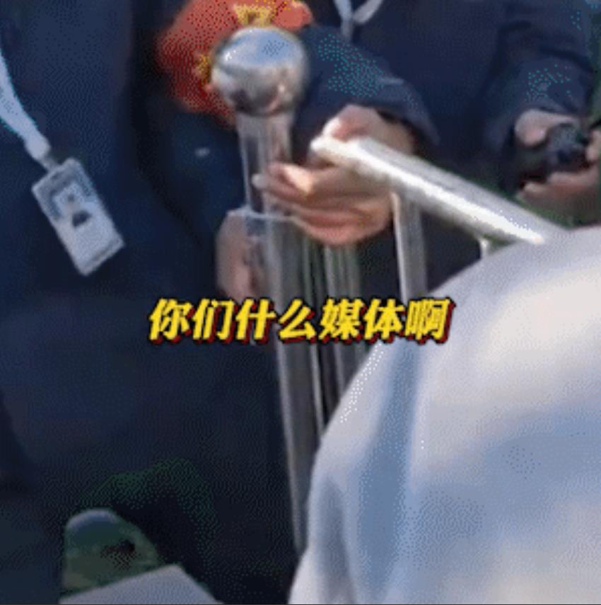 这是谁给你们的特权！陕西，游客花钱进园区看大熊猫，却被工作人员拦下，并告知媒体综