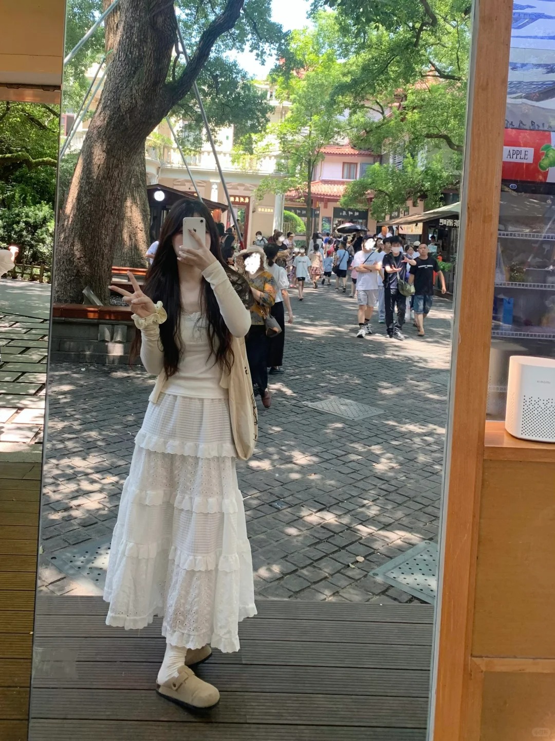 好喜欢这条小白裙
春夏这样子穿真的好温柔！！！
小吊带开衫+白色蛋糕裙