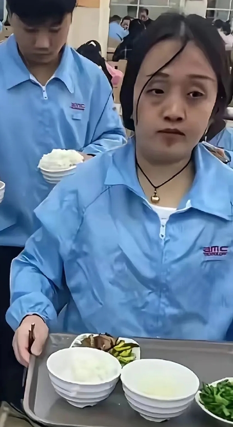 人都累成这样了，
哪有时间和精力结婚啊！
牛马还不在夜里干活呢！
可是年轻人，却