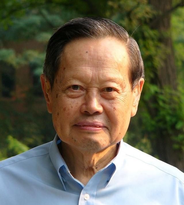 历史瞬间，家国情深，1971年杨振宁与岳父杜聿明初见合影