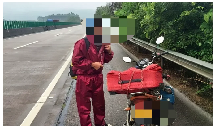 “在应急车道上推摩托车行走也违法！”江苏南通，一男子驾驶摩托车进入高速公路后，因