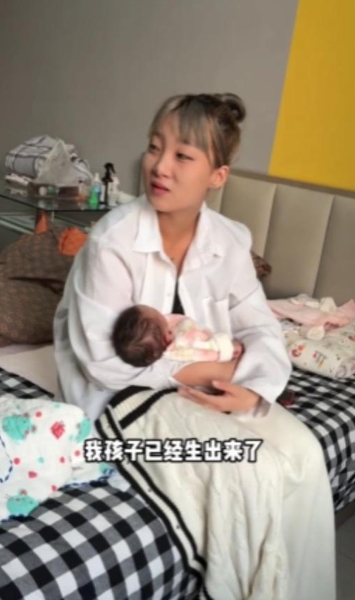 曾经的萌萌享受着无忧无虑的生活，每天的日子仿佛是一场接一场的舞会，在音乐和欢笑中