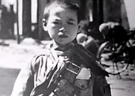 1936年，马家军要枪毙一个12岁的小红军。谁料，小红军说：“你们用大刀砍死我吧
