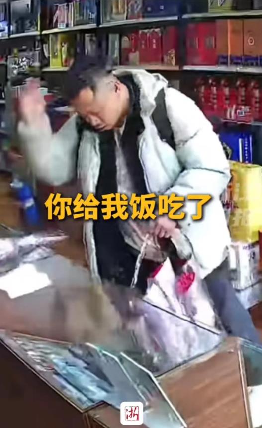 太感人了！山东青岛，男子走进小店给男老板送花，男老板一脸懵逼，以为是推销的？可男