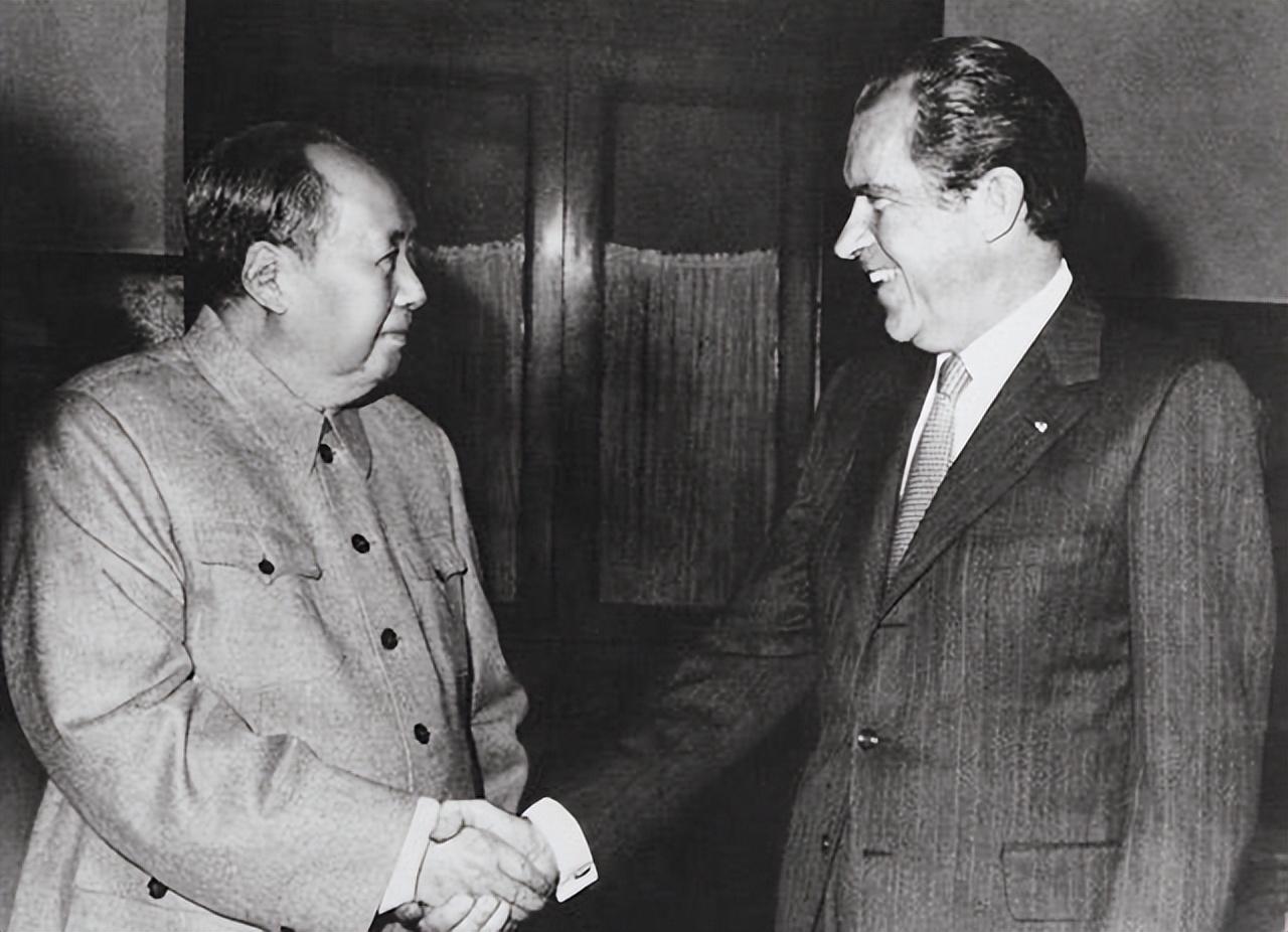 1972年7月21日，美国总统尼克松访华。三天后的7月24日，毛泽东与周恩来、姬