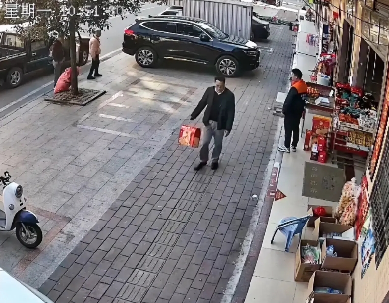 执法人员白拿商品2年
近日，广东茂名市沙院镇综合执法人员被指白拿商铺商品长达2年