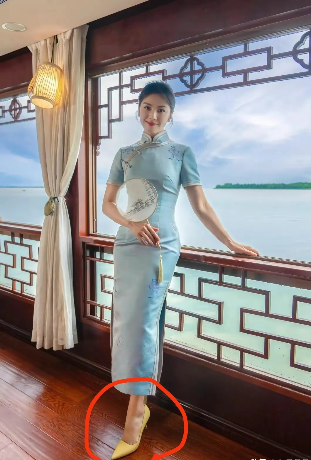 刘涛身材好，模样气质都很好，长的很美！
可就是这脚也太大啦！使整体看起来不协调，