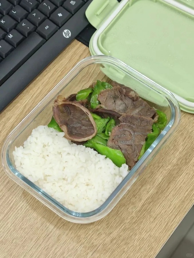 好奇带饭人的餐盒。。。
你们都用什么带饭啊？我这个玻璃的，好重。。。#餐盒 #饭