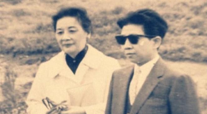 1941年12月，国民党一级上将陈济棠夫妇乘坐飞机，去往重庆。路途中一个带狗的女