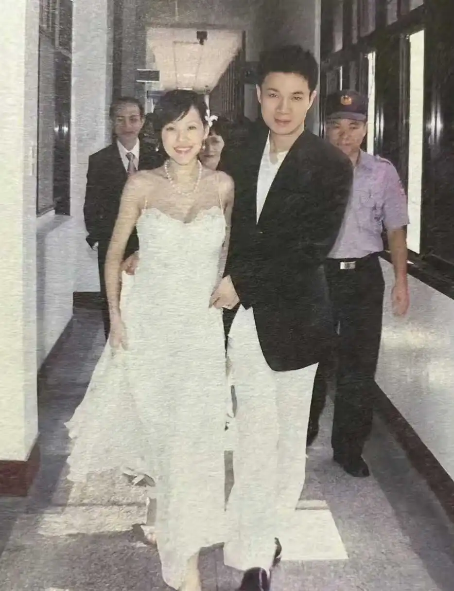 小S和许雅钧新婚时感情还是很好的

