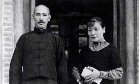 蒋介石当黄埔军校校长时，时常找学生到他的办公室见面谈话，看看长相，听听回话，问问