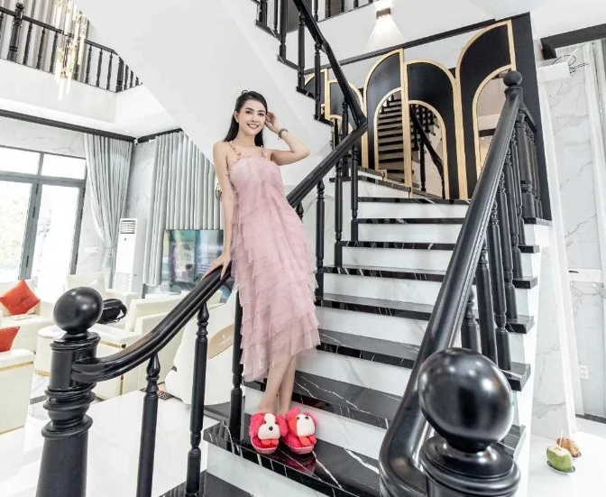 越南花后潘氏梦女士荣获旅游小姐冠军后，为了回报父母养育之恩，特意花费百亿越南盾兴