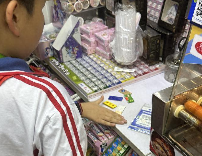 “拍”见胜负！“烟卡”游戏成小学生新宠，小小烟盒背后藏隐忧