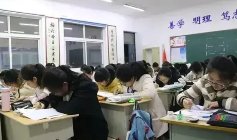 目前，中国教育面临着严重的问题，尤其是在高中和初中阶段。学生们不仅要早早起床去上