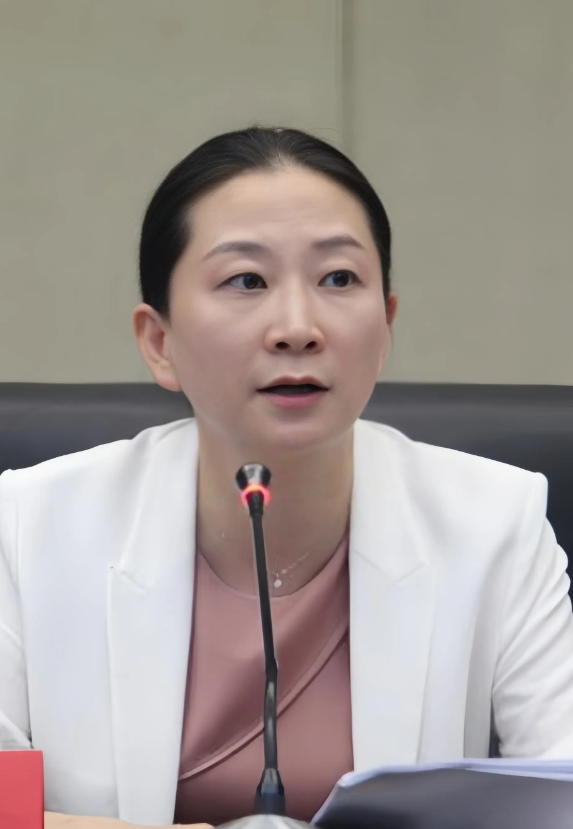 开学季恰逢“秋老虎”，多地被爆学校未装空调，面对质疑，早前长沙教育局的回应极具突