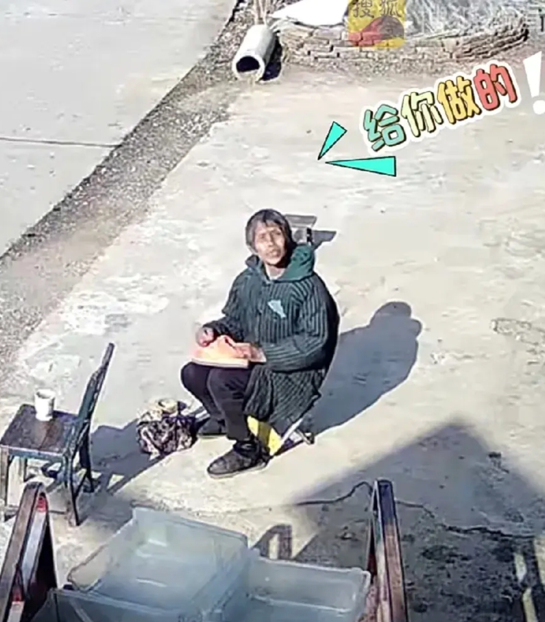扎心瞬间！1月21日，湖南一女子在外务工，过年不打算回老家，但还没有告诉妈妈。这